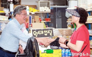 정용래 유성구청장, 민생 회복 소비쿠폰 장보기 진행…전통시장 활성화 앞장