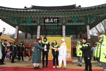 영주 소수서원·선비촌’ 밝힌 평창 성화…경북 봉송 돌입