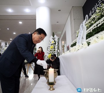 제주항공 참사 합동분향소 조문하는 장종태 국회의원