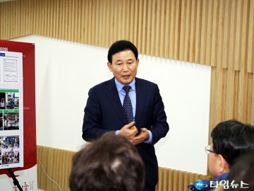 김현미 국토부장관에게 설명하는 박용갑 중구청장