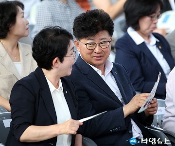 힐링 콘서트에서 대화 나누는 박정현 국회의원과 최충규 대덕구청장