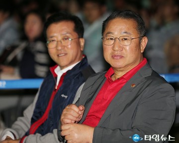 ‘국화음악회’ 즐기는 조원휘·이한영 대전시의회 의원