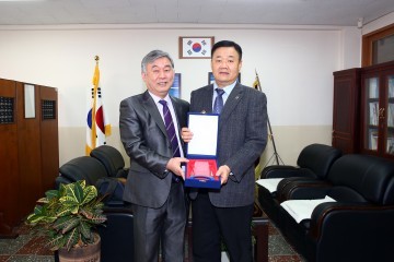대전 유성구의회 구본환 의원, 학교 교육환경 개선위해 앞장 감사패 받아!