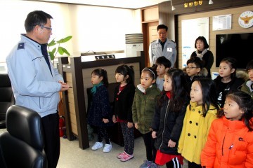 정선 사북어린이집 원생들 정선경찰서 견학 