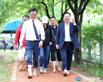 한밭수목원 ‘맨발걷기 산책로’ 걷는 조원휘 대전시의장과 이장우 대전시장