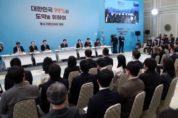 이 대통령 "중소기업 쥐어짜는 '착취 구조' 타파… 노조 색깔론, 기업에 독"