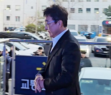 고개 숙인 배우 이재룡 “음주는 인정, 뺑소니는 몰랐다”… 경찰 소환 조사