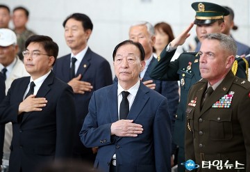 “교육도 보훈정신 위에”…설동호 대전시교육감, 태극기 앞 경례