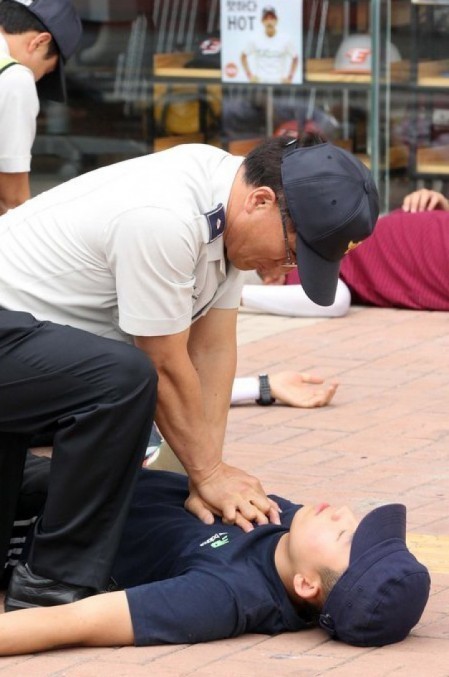 수원중부경찰서 직원 심폐소생술로 시민 목숨 구해