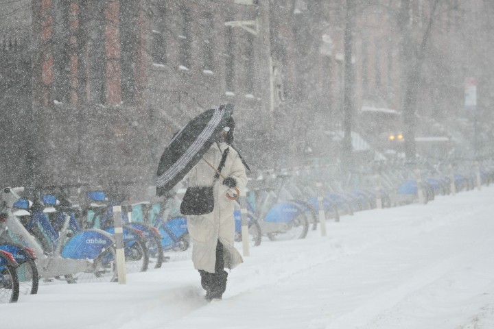 美 ‘역대급’ 눈폭풍 강타... 항공 1만 편 결항·100만 가구 암흑천지