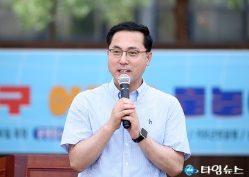 물놀이장 개장식에서 인사말 하는 박희조 동구청장