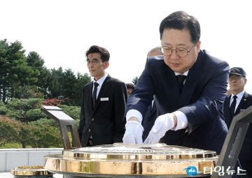 광복절 맞아 국립대전현충원 참배하는 이장우 대전시장
