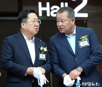 대화 나누는 이장우 대전시장과 송대윤 대전시의회 부의장