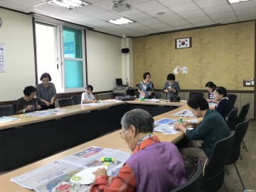  충주 지현동 희망봉사회, 치매예방 부채 꾸미기 프로그램 진행