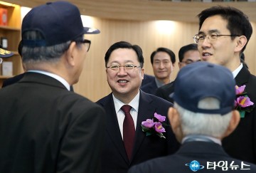 3‧1절 기념식 참석자들과 대화 나누는 이장우 대전시장