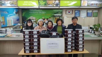 운천신봉동 자원봉사대 저소득 30세대 직접 담근 고추장 반찬나눔