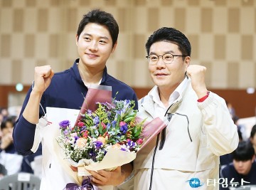 오상욱 금메달리스트와 사진 찍는 정명국 대전시의회 의원