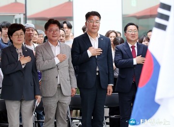 국민의례 하는 이장우 대전시장