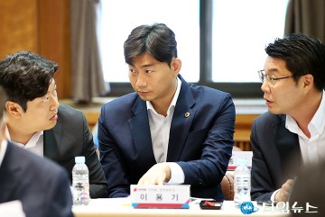 당정협의회에서 대화 나누는 박철용·이용기·정명국