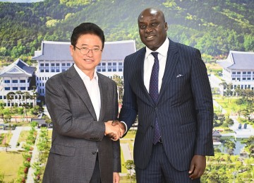 우간다 의회 외교위원회 부위원장 프레드 오폴롯 일행 이철우 경북도지사 예방