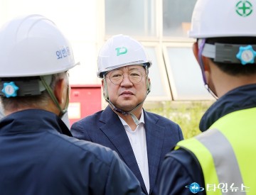 추석 연휴 첫날 판암차량기지 둘러보는 이장우 대전시장