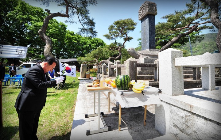 군위군에서 홍천뢰장군 및 홍경승선생 추모식 가지다