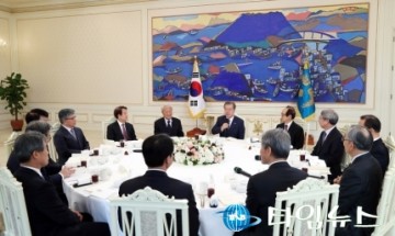 문 대통령 만난 원로들 쓴소리…"소득주도성장 보완해야" 