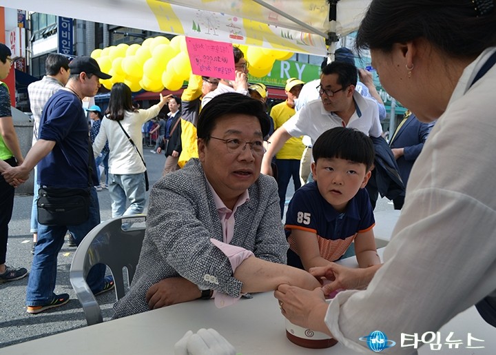 석고 주먹 만드는 권선택 대전시장!