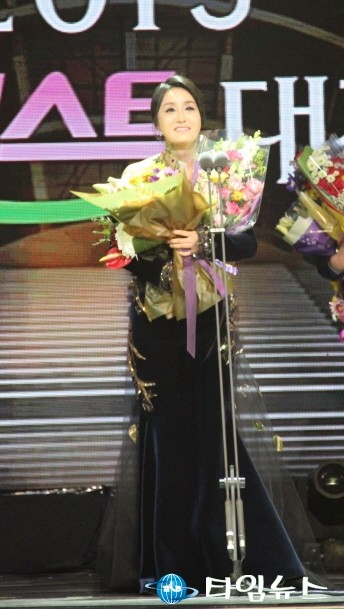 가수 최서희 2015 MBC 가요대제전 인기상 수상