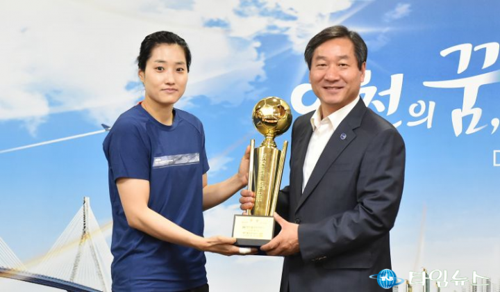 여자 핸드볼 최강 인천시청팀 챔피언 우승컵 봉납