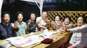 [포토]김재욱 칠곡군수, 봉숭아 물들이며 ‘이색 소통’에 나서