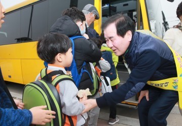김지철 충남교육감, 일일 통학버스 수호천사 활동