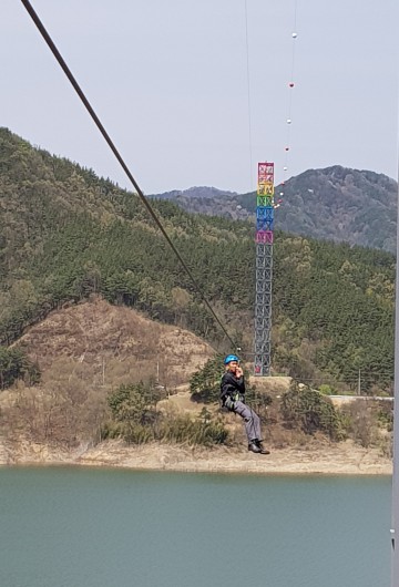 김천국내 최고 높이 김천부항 레인보우 짚와이어 개장