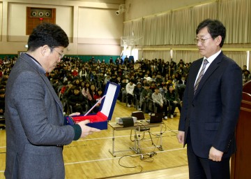 대전시의회 김경훈 의장, 교육환경 개선 공로 감사패 받아!