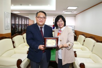 민태권 유성구의회 의장, 가정 어린이집연합회로부터 보육발전공로 감사패 받아