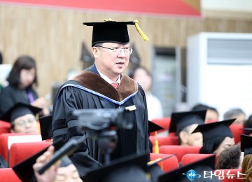 시민명예학위 수여식에 입장하는 이장우 대전시장