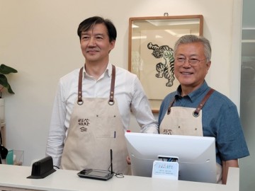 평산에서 문, 만난 조국 "무엇을 할지 고민"…총선 출마 저울질하나