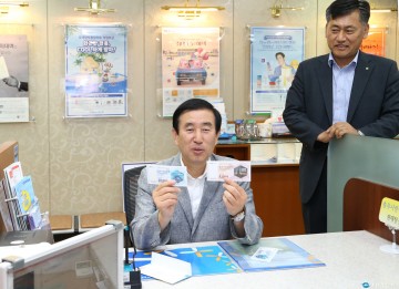 조길형 충주시장, 충주사랑상품권 첫 사용에 나서