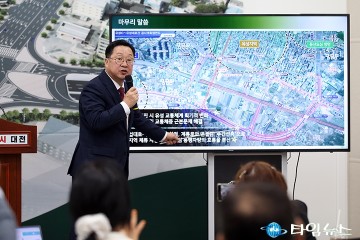 도면 앞에 선 이장우 대전시장 “서북부 교통 병목 뚫겠다”