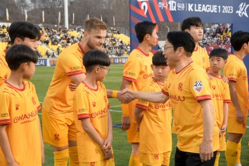 광주FC 홈경기 개막전에 선수들 격려하는 강기정 광주시장