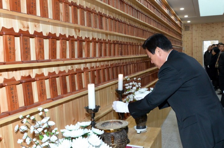 오시덕 공주시장, 보훈공원 참배로 새해 시작