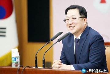 대전 홍보 메신저와 대화 나누는 이장우 대전시장