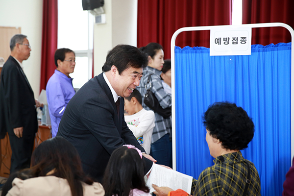 박경철 익산시장, 독감예방접종 현장 점검 꼼꼼하게