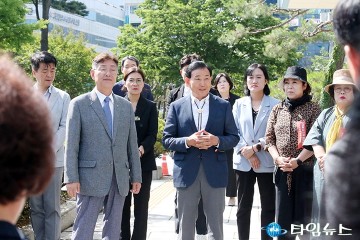 ‘소진공 이전 저지 투쟁위원회’ 격려하는 김제선 중구청장과 박용갑 국회의원 당선자