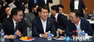 한마음대회에서 대화 나누는 박희조·이상래·이장우