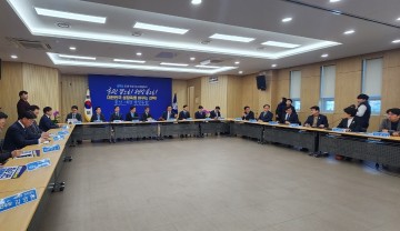 정청래 대표 앞 ‘태안군수 침묵‧퇴장’…민생 현안 NO..."명패 없어"...썰렁..