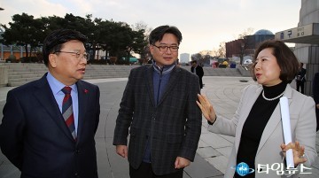 이명완 대전마케팅공사 사장, 권선택 시장에게 설명!