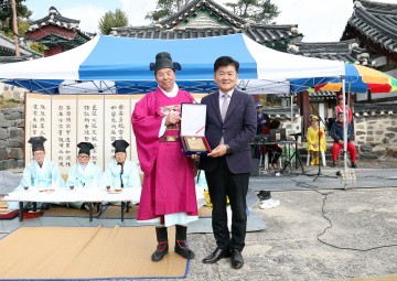 김동수 유성구의회 의장, 전통문화 계승 공로로 진잠향교 감사패 수상