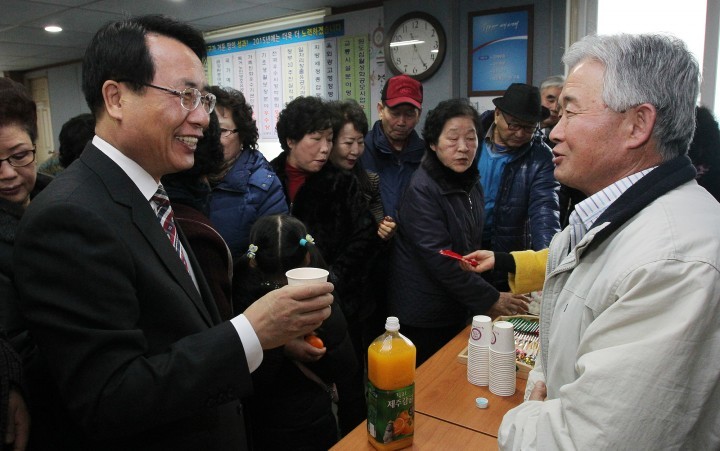 한현택 동구청장, 2015년 동 연두방문 웃음꽃으로 마무리