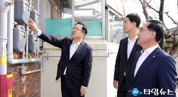 도시가스 계량기 살펴보는 이장우·이상래·박희조